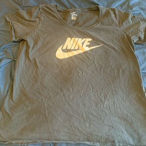 Athletic cut Nike t-shirt, women’s xl